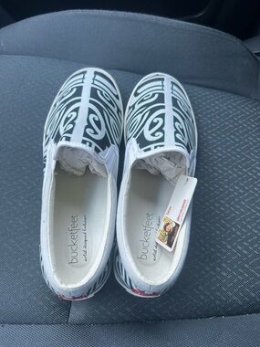 Bucketfeet Slip-On Shoes with Tribal Pattern size 10